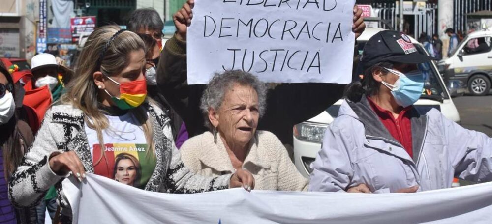 Carvajal (centro) encabezó la protesta como representante de DDHH. Fotos: APG Noticias