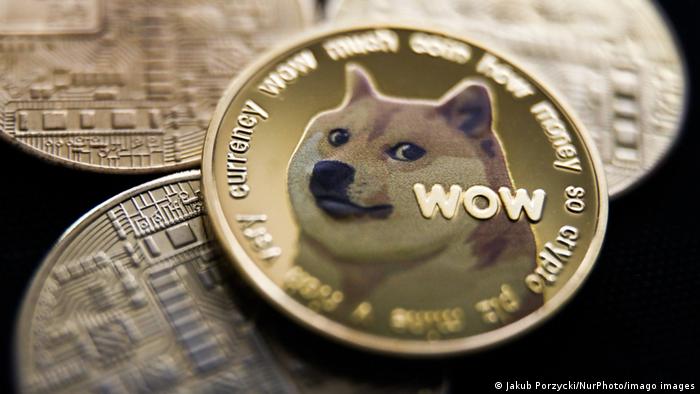 Foto simbólica de una moneda con el símbolo de Dogecoin 
