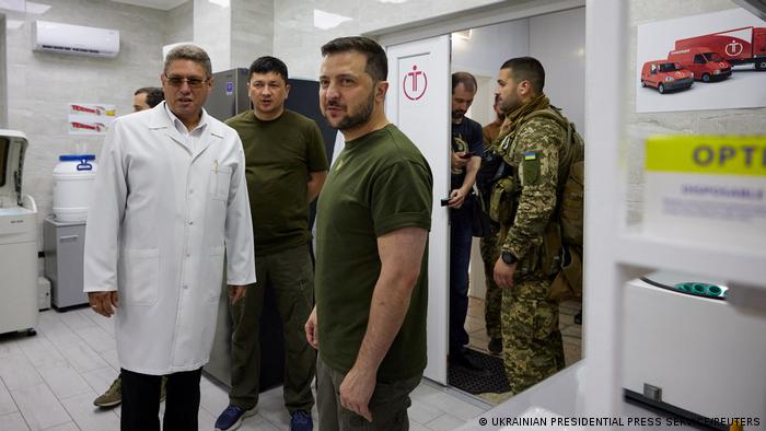 Zelenski visitó un hospital junto al gobernador regional Vitaly Kim (18.06.2022)