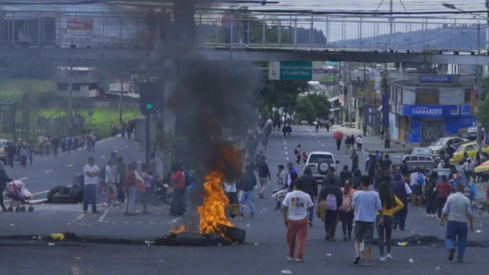 Imagen del 14 de junio, segundo día del paro indígena en Ecuador (AFP)