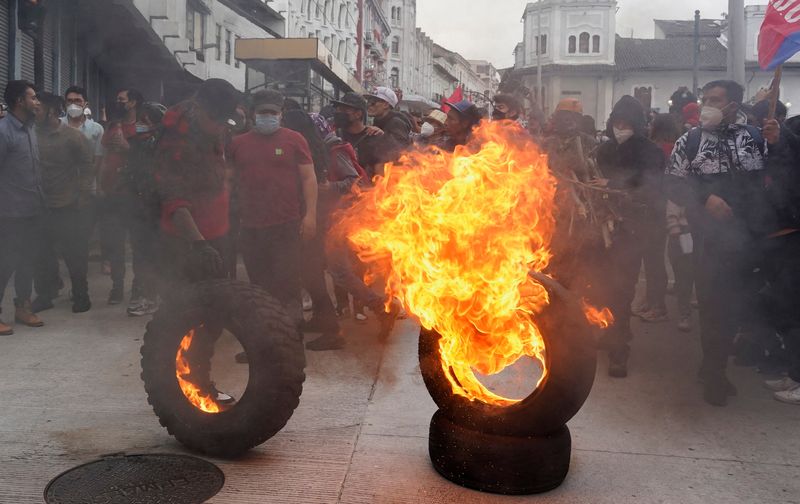 Neumáticos son incendiados en un bloqueo de ruta en Quito, Ecuador, el 13 de junio de 2022. REUTERS/Johanna Alarcon