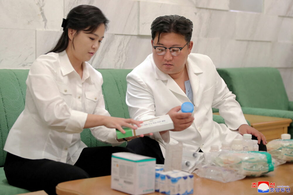 El líder norcoreano, Kim Jong-un, envía medicamentos preparados en casa al Comité del Partido de los Trabajadores de Corea de la ciudad de Haeju en esta foto publicada por la Agencia Central de Noticias de Corea del país el 16 de junio de 2022. La ola de contagios es la primera reconocida oficialmente por el régimen de Kim Jong-un. (KCNA vía REUTERS)
