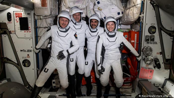 Despedida del astronauta alemán Matthias Maurer (izq.) de la Estación Espacial Internacional