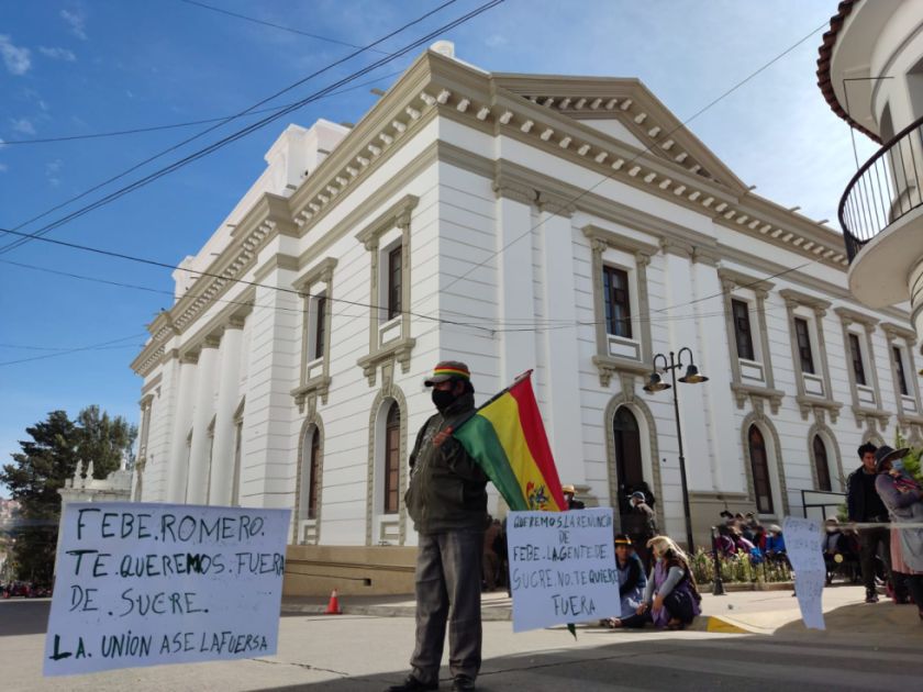 Renuncia la Directora de Derechos Reales ante movilizaciones vecinales en Sucre