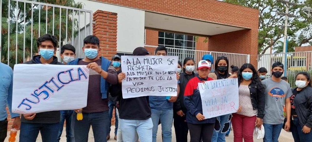 Alumnos protestan por los casos de violación en la Uagrm