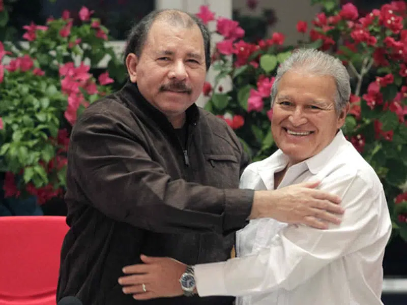 Daniel Ortega con el expresidente salvadoreño acusado de corrupción Salvador Sánchez Cerén, ahora ciudadano nicaragüense. (Foto 19 Digital)