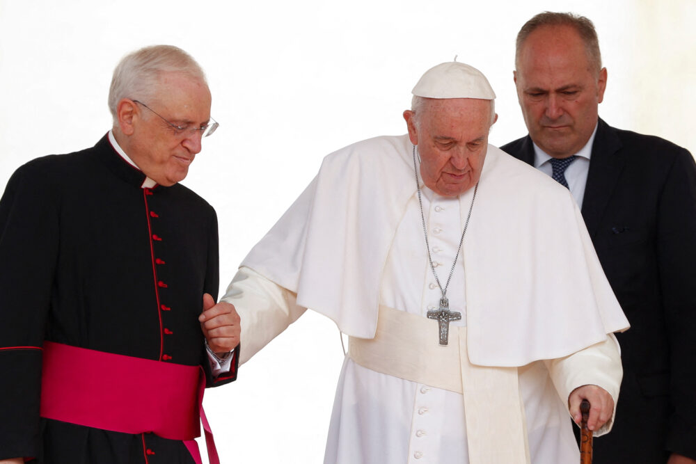 El papa Francisco llega a la audiencia general semanal en el Vaticano el 22 de junio de 2022. REUTERS/Remo Casilli