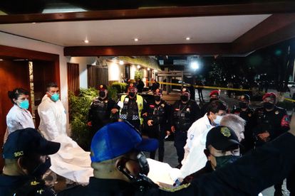 Médicos forenses retiran el cuerpo de Yrma Lydya del restaurante Suntory, en Ciudad de México, el 23 de junio de 2022.
