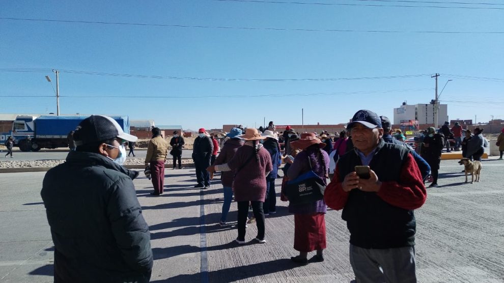 Vecinos cierran la Nueva Terminal de Oruro y piden cumplimiento de proyectos en la zona