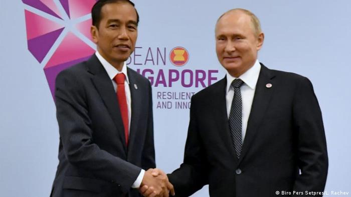 El presidente de Indonesia, Joko Widodo, y su homólogo ruso Vladimir Putin en una cumbre de Asean en Singapur en 2018