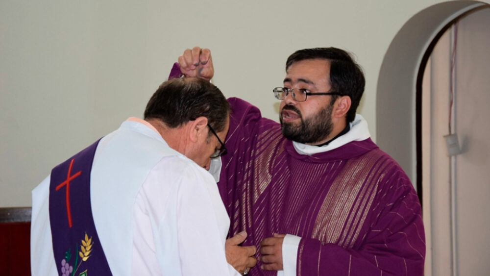 El sacerdote Roberto Valderrama (de morado) supo de esta denuncia en diciembre del 2021. Fuente de imagen: www.iglesia.cl