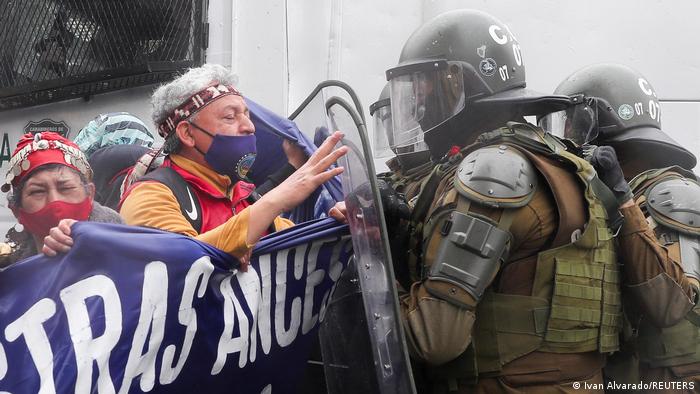 Enfrentamientos en protestas de comunidades indígenas mapuche en Santiago de Chile. (2021).