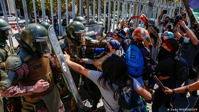 Manifestantes de pueblos originarios chocan con la Policía chilena en Valparaíso. (2021).