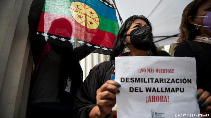 Miembros de la Convención Constituyente en Chile protestan contra la militarización de la Araucanía. (2021).