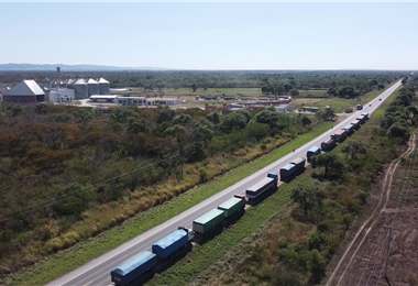 Largas filas de camiones con maíz en silos de Emapa en Mora /Foto: Santa Cruz Agropecuario