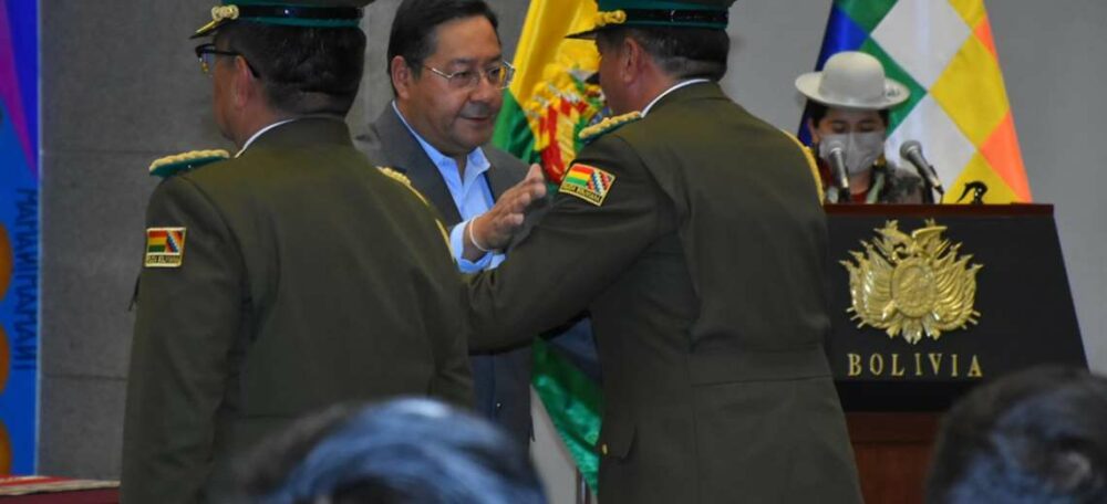 Luis Arce en la posesión del nuevo Alto Mando Policial. Foto: APG