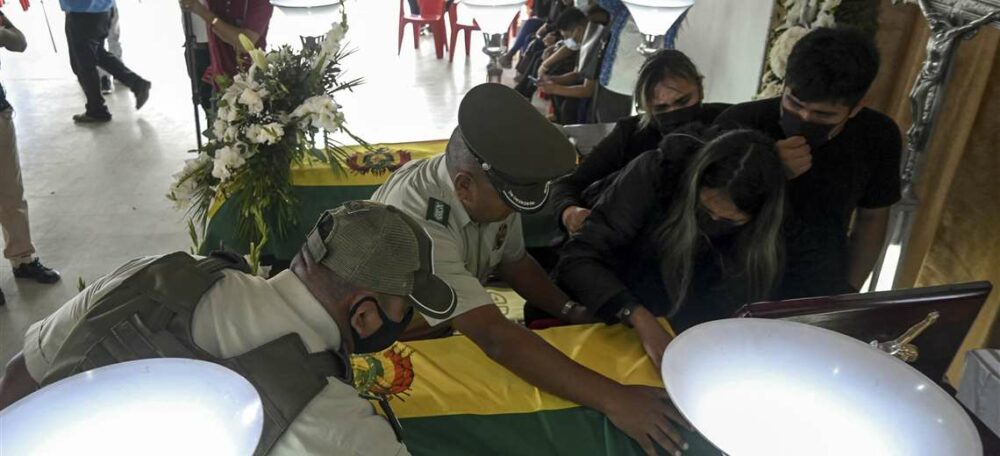 La muerte de dos policías y un voluntario conmocionó al país. Foto: AFP