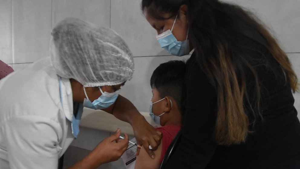 Un niño recibe la vacuna contra la COVID-19 en Cochabamba. NOÉ PORTUGAL  