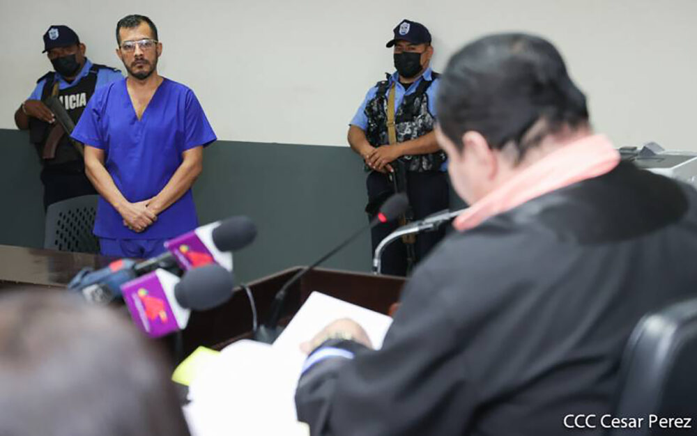 El juez Octavio Rothschuh lee el acta de sentencia a Félix Maradiaga con la presencia solo de medios de comunicación oficialistas. (Foto 19 Digital)