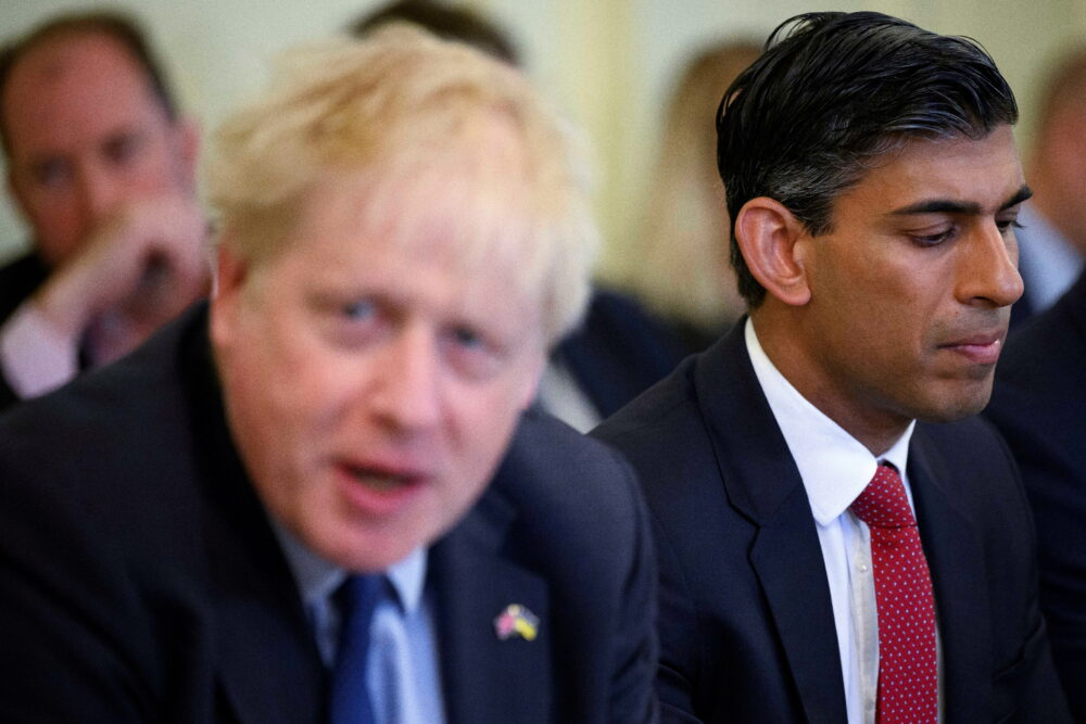 El ex ministro británico Rishi Sunak y el primer ministro británico, Boris Johnson, en una reunión semanal del gabinete en Downing Street, Londres, Gran Bretaña 7 de junio de 2022. Leon Neal/Pool vía REUTERS