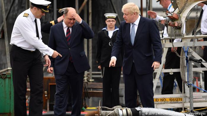 Ben Wallace, ministro de Defensa de Reino Unido (centro en la foto) y Boris Johnson, primer ministro (derecha)
