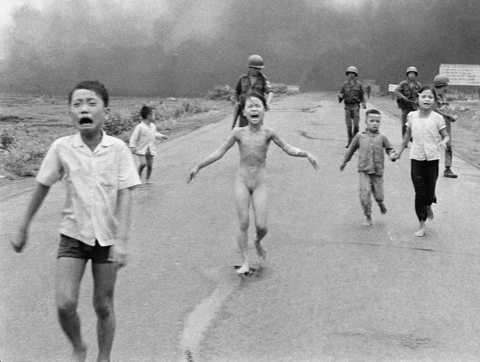 La famosa fotografía de la niña que corre luego de que su casa fuera bombardeada con Napalm fue registrada el 8 de junio de 1972 por Nick Ut (AP Photo/Nick Ut)