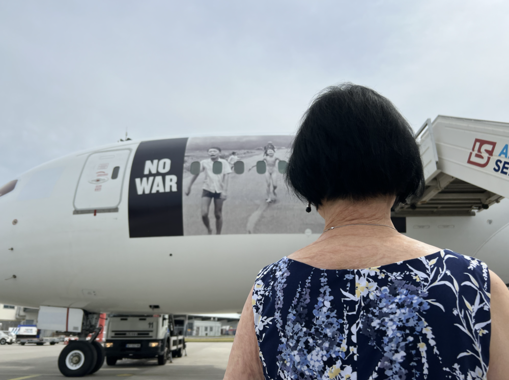 50 años después, Kim se reencontró con su fotografía estampada en el Boeing 787 de Solidaire, la ONG de Enrique Piñeyro. Es un mensaje anto guerra que la misma Kim acompañó, participando de un vuelo humanitario con el piloto argentino para llevar refugiados ucranianos a Canadá