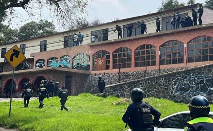 Operativo por parte de efectivos de la SSC alrededor del mediodía del martes 12 de julio en el que ubicaron una casa de seguridad en la colonia San Andrés Totoltepec (Foto: Especial) 