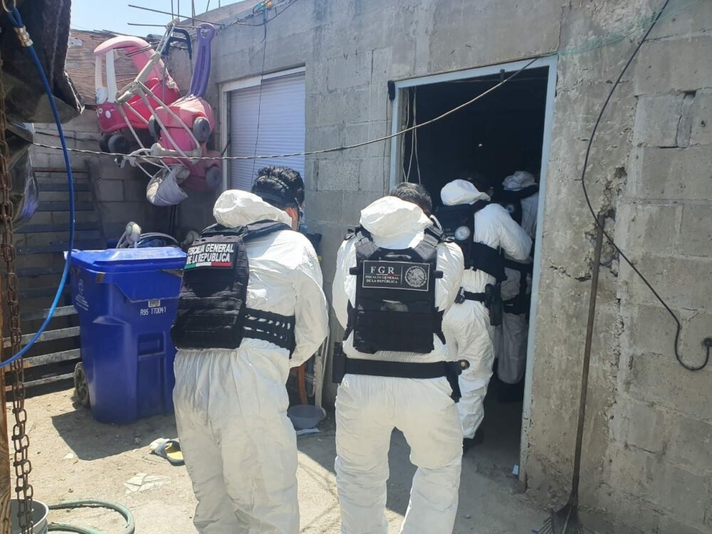 Agentes de la FGR entrando a un narcolaboratorio (Foto: FGR)