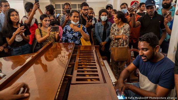 Acordes de piano, en vez de gas lacrimógeno. Manifestantes de Sri Lanka mantienen la