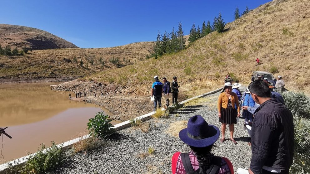 La inspección en la represa Quecoma, en Sacabamba, este martes. MELISSA REVOLLO