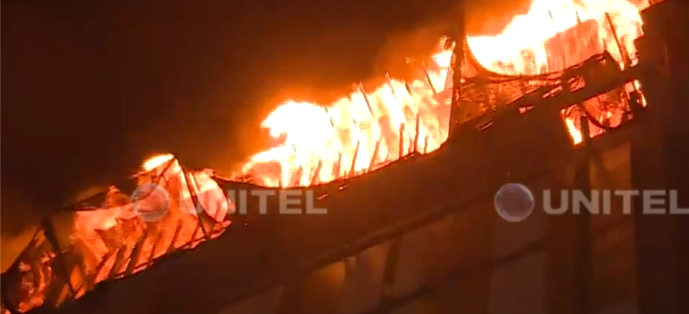 Incendio en un edificio de La Paz (Foto : Unitel) 