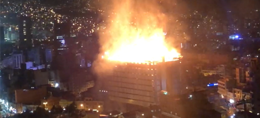 Incendio consume edificio en construcción en La Paz (Foto: Unitel) 