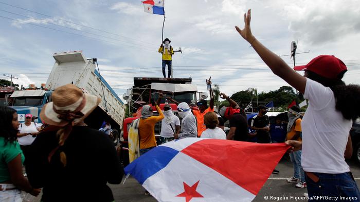 Foto de manifestantes con banderas de Panamá en una imagen de archivo.