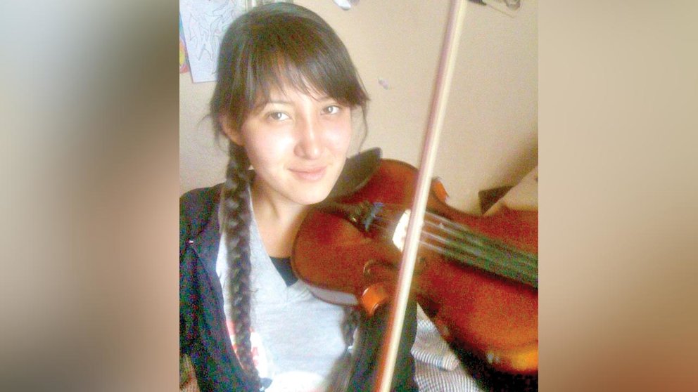 Zarlet, la joven desaparecida, tocando un violín. CORTESÍA MARCELA MARTÍNEZ