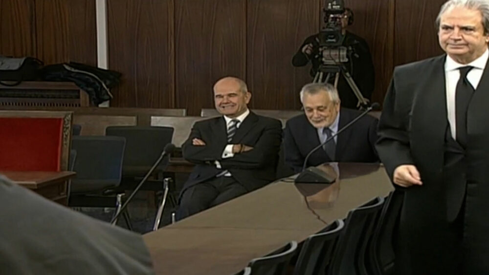 Manuel Chaves y José Antonio Griñan, primero y segundo por la izquierda, durante el juicio por el 'caso ERE' en el Supremo. (EFE)