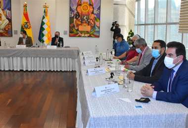 La reunión entre alcaldes y el presidente se instaló en la Casa Grande del Pueblo. /APG