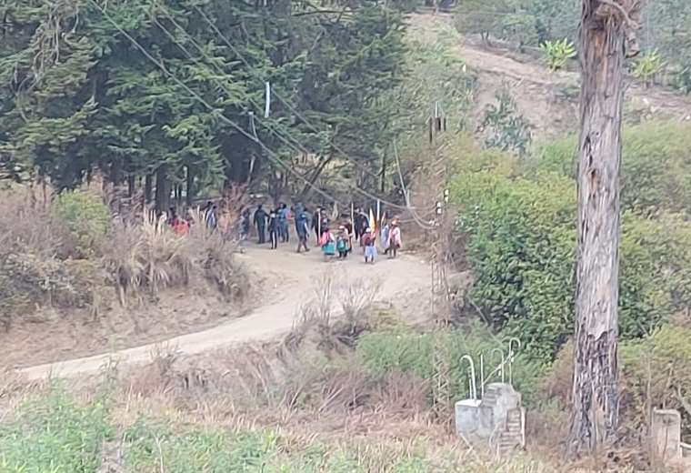 Los 'residentes' bloquean los acceso a la empresa minera Cuti SRL
