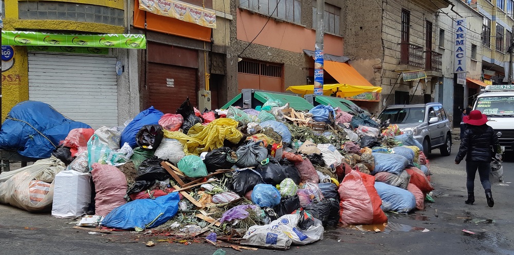 Basura inunda La Paz y vecinos rompen diálogo