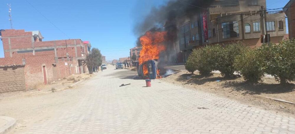 Vecinos queman vehículo de delincuentes (Foto: Heidy Tarqui - Unitel)