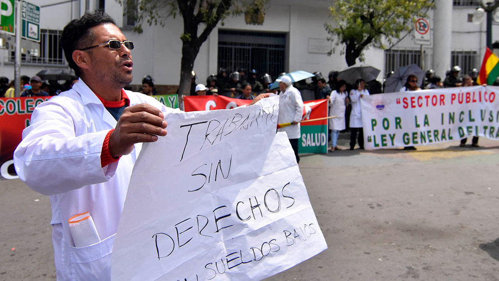 Medicos marcharon hacia el Ministerio de Salud pidiendo ser incluidos en la Ley General del Trabajo. FOTO. Alexis DEMARCO/APG