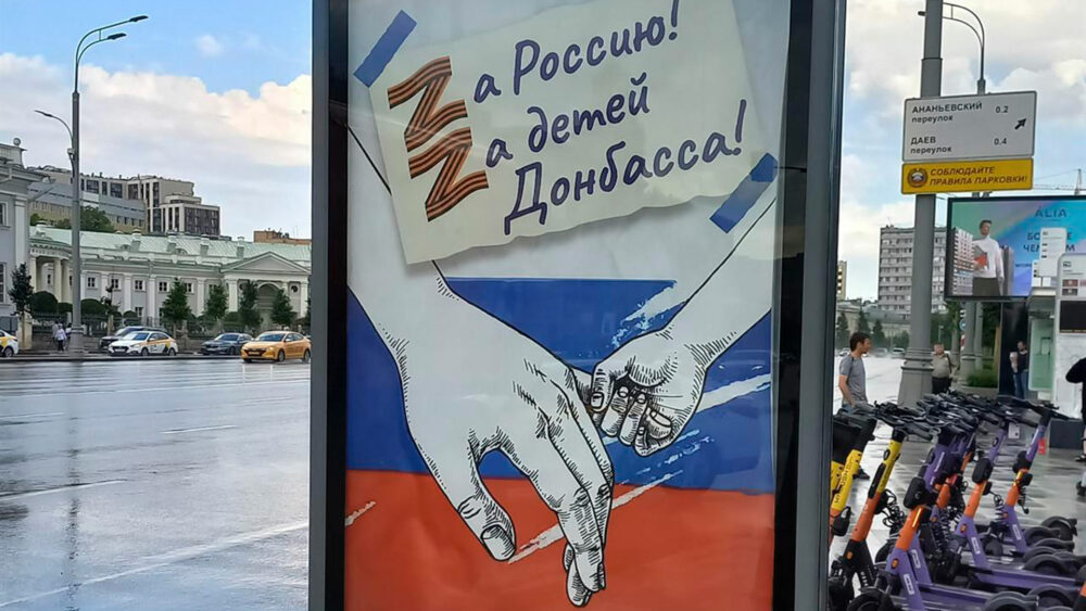 Cartel en apoyo a la campaña militar rusa en Ucrania, que incluye la Z, símbolo de la intervención y el lema "Por Rusia, Por los niños del Donbás" (EFE/ Ignacio Ortega) 
