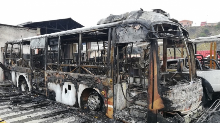 Uno de los buses quemados. Foto archivo: AMN