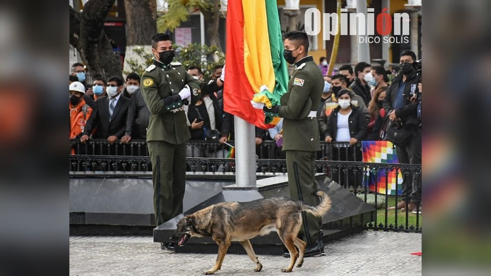 Perro mestizo acompaña todas las actividades protocolares por aniversario de Bolivia en Cochabamba