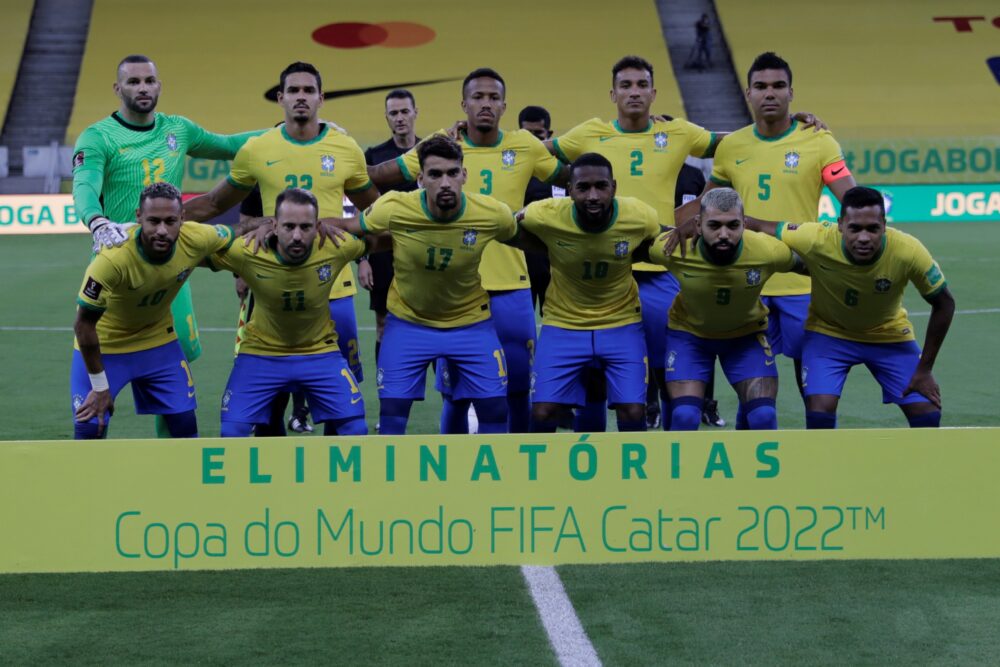 Jugadores de Brasil posan antes del partido contra Perú por las eliminatorias sudamericanas para el Mundial de Qatar 2022 (EFE/Antonio Lacerda/Archivo)