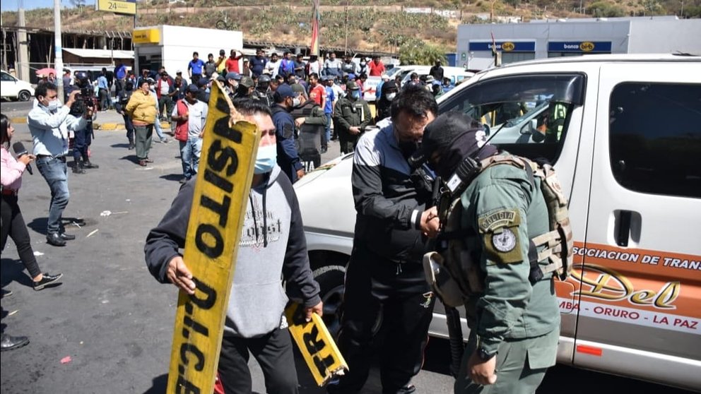 Un grupo de transportistas dialoga con un efectivo policial, durante los enfrentamientos en la avenida Ayacucho. NOÉ PORTUGAL.