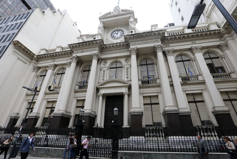 El Banco Central de Argentina no frena su emisión por el alto déficit fiscal. REUTERS/Enrique Marcarian