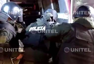 Policía herido tras enfrentamientos - Foto: Mario Rocabado