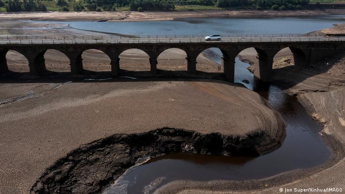 Las aguas de muchos ríos se están secando en Inglaterra. Las aguas del Támesis bajaron a niveles nunca vistos. En la foto, la reserva -casi vacía- de Woodhead, cerca de Mánchester.