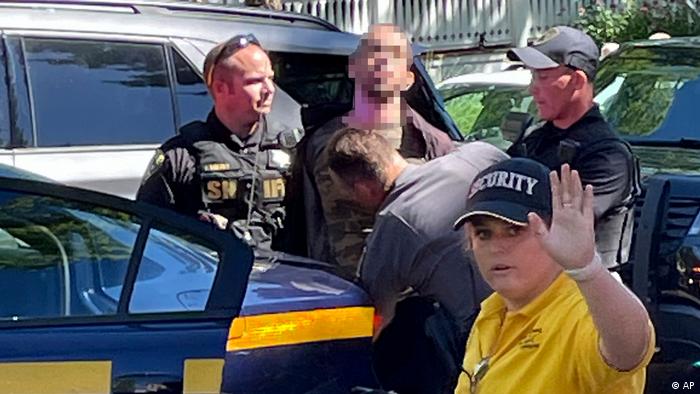 El hombre que atacó a Rushdie fue detenido por un policía que se encontraba en el lugar de la agresión.